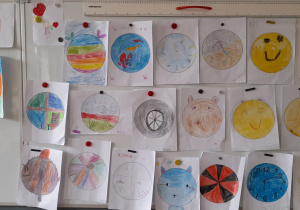 Kolorowe kropki zaprojektowane przez uczniów klasy 1a